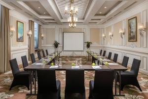a conference room with a long table and chairs at Meliá Vinpearl Tay Ninh in Tây Ninh