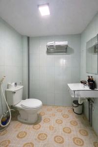 a bathroom with a toilet and a sink at Lion Homestay Huế in Thôn Lại Thê +32 photos