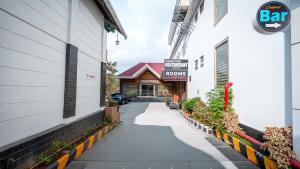 a walkway in front of a building with a house at Harshavardhana Inn in Kizhake Chālakudi