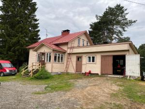 a small house with a red roof at Vanha maatilanpihapiiri Patula in Pertunmaa +20 photos