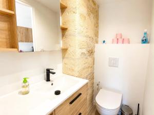 a bathroom with a sink and a toilet at Maison moderne 3 chambres avec terrasse Maison Familiale Région Bordeaux in Salleboeuf
