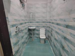 a bathroom with a toilet and a sink at Ashirwad Stay in Rishīkesh