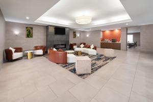 a lobby of a hotel with couches and chairs at La Quinta by Wyndham Ruidoso Downs in Ruidoso Downs