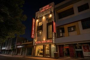 a building with a sign that reads hotel star shulu at Hotel Sai Deluxe in New Delhi