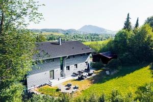 an aerial view of a house with a yard at Kleiter´s BERGLERGHÜS in Blaichach