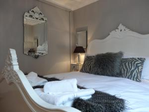 Llit o llits en una habitació de Burlington Beach Apartments