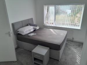 a small bedroom with a bed and a window at mapa in Birmingham