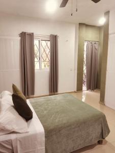 a bedroom with a bed and a window at Casa Imox in Bacalar