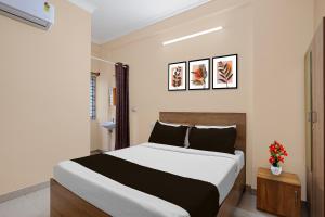 a bedroom with a bed in a room at Super Collection O Yeshvantpur Railway Junction Formerly Sasthi Inn in Bangalore +36 photos