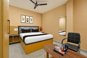 a hotel room with a bed and a table at Collection O Rajgir Railway Station Formerly Hotel Swastik in Ekangar Sarai
