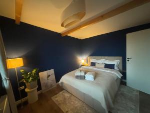 a bedroom with a large bed with blue walls at Casa Tamy Bran in Sohodol