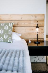 a bedroom with a bed and a desk with a lamp at Oudeberg Living- Oudeberg Lodge in Sutherland