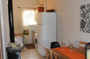 カラモスにあるRossa 18のキッチン(テーブル、白い冷蔵庫付)