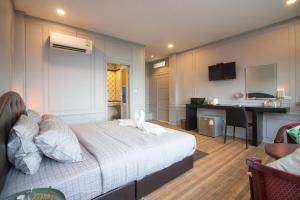 a bedroom with a bed and a desk in it at Tanote Good View in Ko Tao