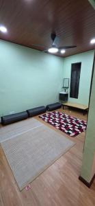a room with a chalkboard and a table in a room at Rumah Inap Nik Atik in Cukai +7 photos
