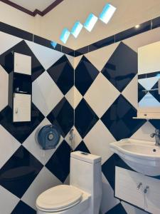 a bathroom with a toilet and a sink at Nam Ou Breeze in Ban Ngoy-Nua