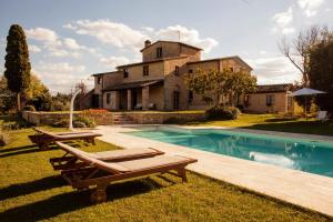 una casa con piscina frente a ella en Agriturismo Humile en Chianciano Terme