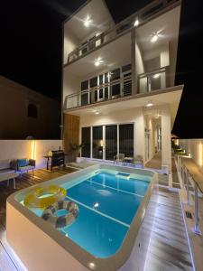 a large swimming pool in the middle of a house at 七之二民宿 in Hengchun South Gate