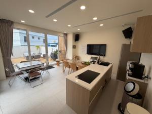 a living room with a kitchen and a dining room at 七之二民宿 in Hengchun South Gate