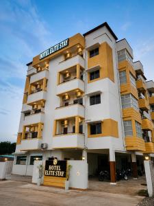 a hotel building with a sign in front of it at Hotel Elite Stay in Bori