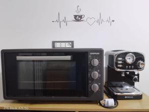 a microwave and a toaster oven on a table at Casa Alba in Taranto