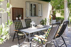 stół i krzesła na patio w obiekcie Apartments Villa Adria Bol w Bol