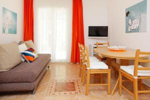 TV a/nebo společenská místnost v ubytování Apartments Villa Adria Bol