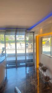 ein Zimmer mit großen Fenstern und Blick auf ein Gebäude in der Unterkunft Walkin Hotel in Konak