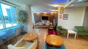 ein Raum mit Tischen und Stühlen und ein Esszimmer in der Unterkunft Walkin Hotel in Konak