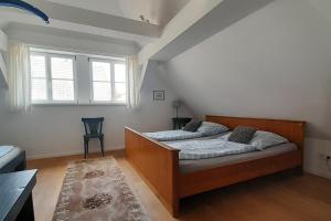 two beds in a room with two windows at Haus zur Eselsbrücke in Tangermünde
