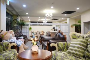 a waiting room with couches and teddy bears at フルールリゾート&ホテル in Nishio