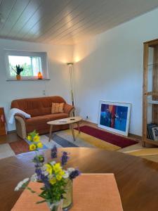 a living room with a couch and a table at Kleines grünes Gästehaus in Altenbeken
