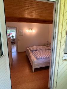 a bedroom with a bed in a room at Kleines grünes Gästehaus in Altenbeken