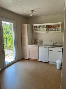 an empty kitchen with a sink and a window at Kleines grünes Gästehaus in Altenbeken