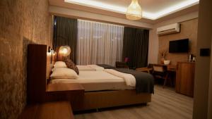 a bedroom with a large bed in a room at ATAKAUM AYKA OTEl in Atakum