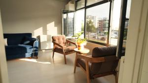 a living room with two chairs and a table at ATAKAUM AYKA OTEl in Atakum