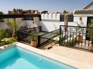 a balcony with a swimming pool on a house at Riad privé Maskat, piscine, petit-déjeuners, proche Jemaa el-Fna in Marrakesh