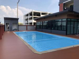 a large swimming pool on the roof of a building at PJ PLACE in Ban Bang Samak