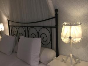 A bed or beds in a room at B&B Wellness Yoake