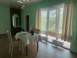 a dining room with a table and two windows at Mountain View in Türgen