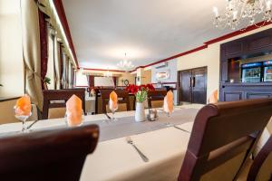 a dining room with a long table and chairs at Hotel Ferum in Šaca