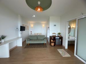 a living room with a green chair and a sink at SUNYA Doichang in Ban Huai Khai