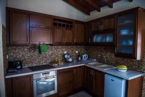 A kitchen or kitchenette at Jason's Stone House