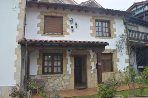 a white house with windows and a balcony at La casuca in Noja
