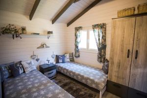 Ένα ή περισσότερα κρεβάτια σε δωμάτιο στο Przylesie21 +38 φωτογραφίες