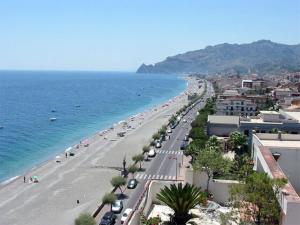 a view of a beach with people and the ocean at Casalhouse in Furci Siculo +8 photos