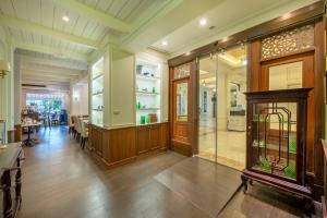 a room with at At Tree Hotel Thaphae Gate Chiangmai in Chiang Mai +147 photos