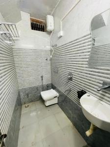 a bathroom with a toilet and a sink at Paras guest house in Mathura