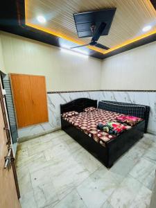 a bed in a room with a basketball hoop at Paras guest house in Mathura