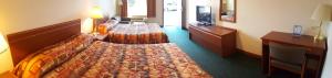 Postel nebo postele na pokoji v ubytování Express Inn & Suites Eugene